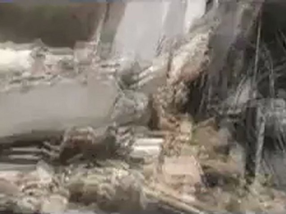 Syria فري برس حلب سحب الجث من تحت الانقاد بستان باشاء 23 8 201
