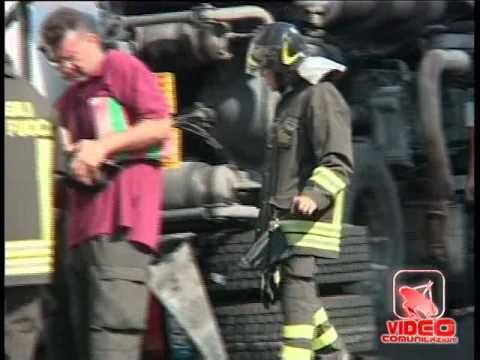 Casoria (NA) - Cisterna ribaltata notte fuori casa per 300 persone (20.08.12)