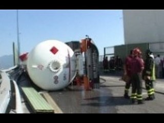 Casoria (NA) - Cisterna ribaltata notte fuori casa per 300 persone (live 20.08.12)