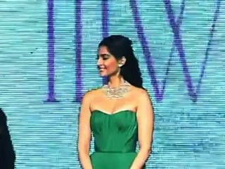 Sonam Kapoor GLITTERS at IIJW 2012