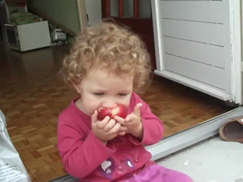 iris mange une pêche