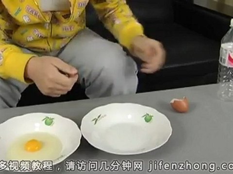 Séparer le blanc du jaune d'oeuf avec une bouteille plastique