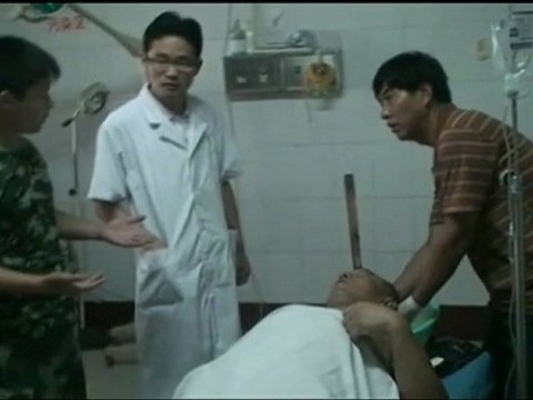 Chinois avec un bout de bois dans la tête