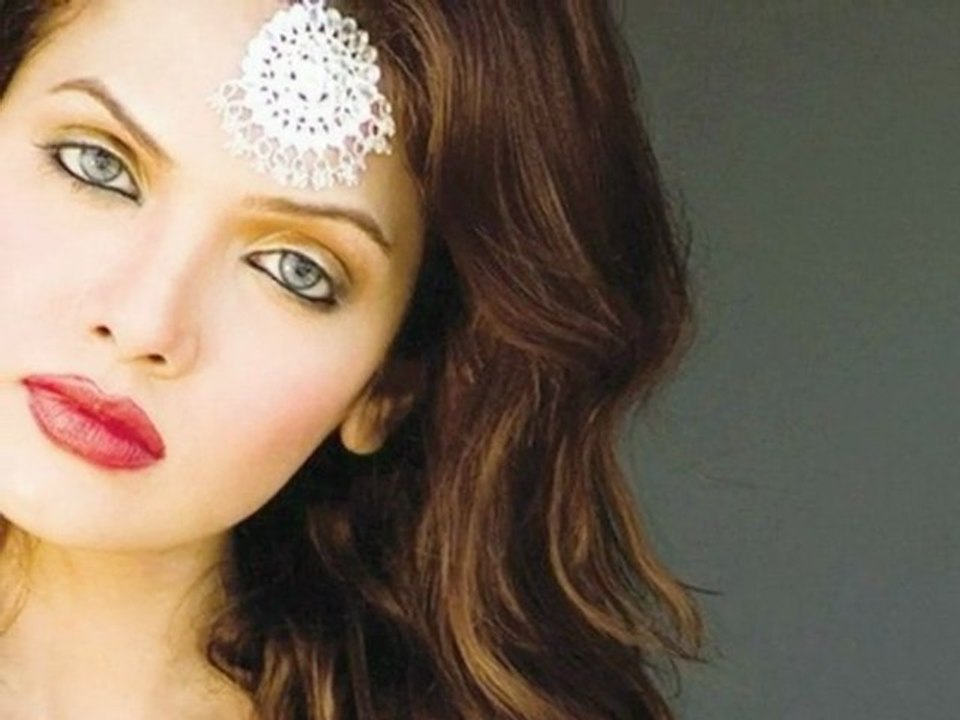 Kajraare Fame Sara Loren Signs Murder 3 - Bollywood Babes