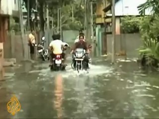 Thousands flee India floods