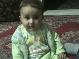 BEBEK OYUN OYNUYOR
