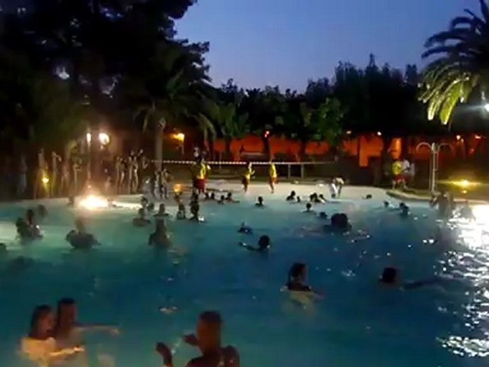 Piscine nocturne à la Torre Del Sol
