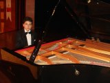 The Pianist” film Müziği “Nocturn C Sharp Mınor”Genç Piyanist Piyano ile çalıyor. Chopın Polonyalı Romantik dönem usta besteci pıyanıst pıyona Klasik muzık