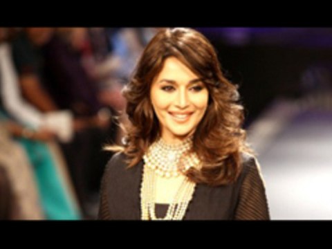 Madhuri Dixit Sizzles On Ramp For PC Jewellers @ IIJW 2012