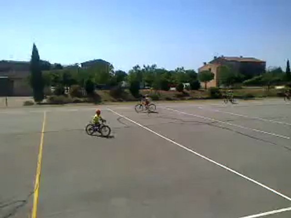 océane fait du vélo