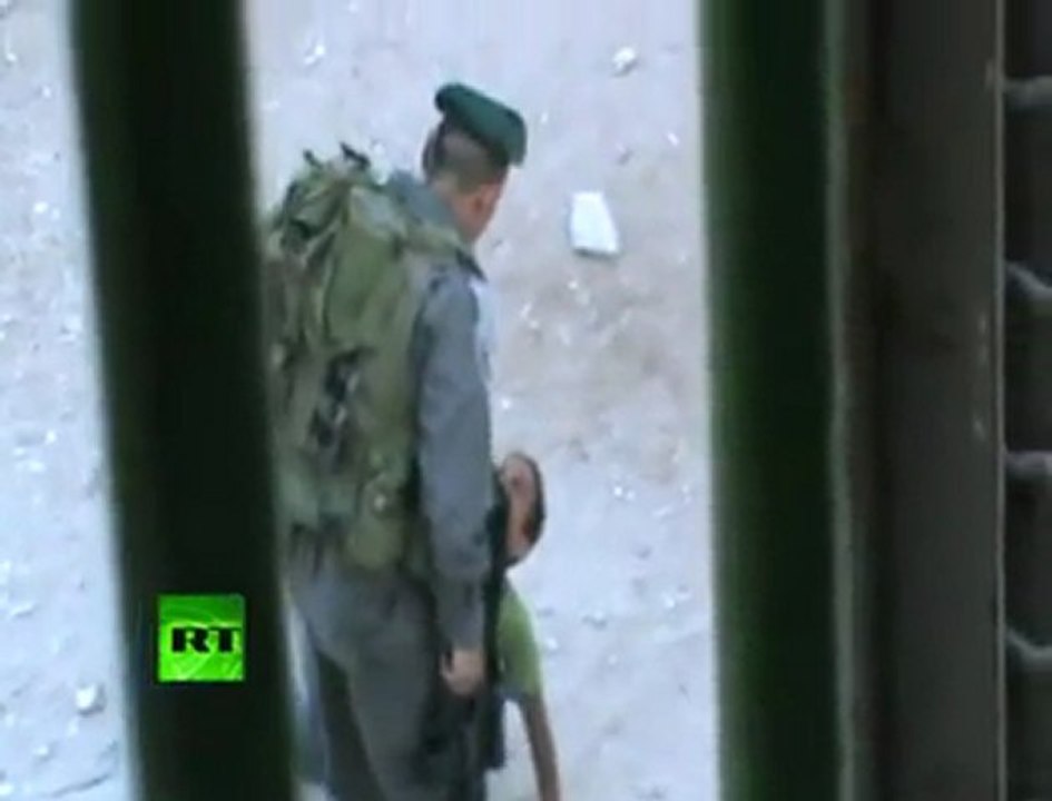 Des Soldats israéliens armés frappent un enfant palestinien (RT)