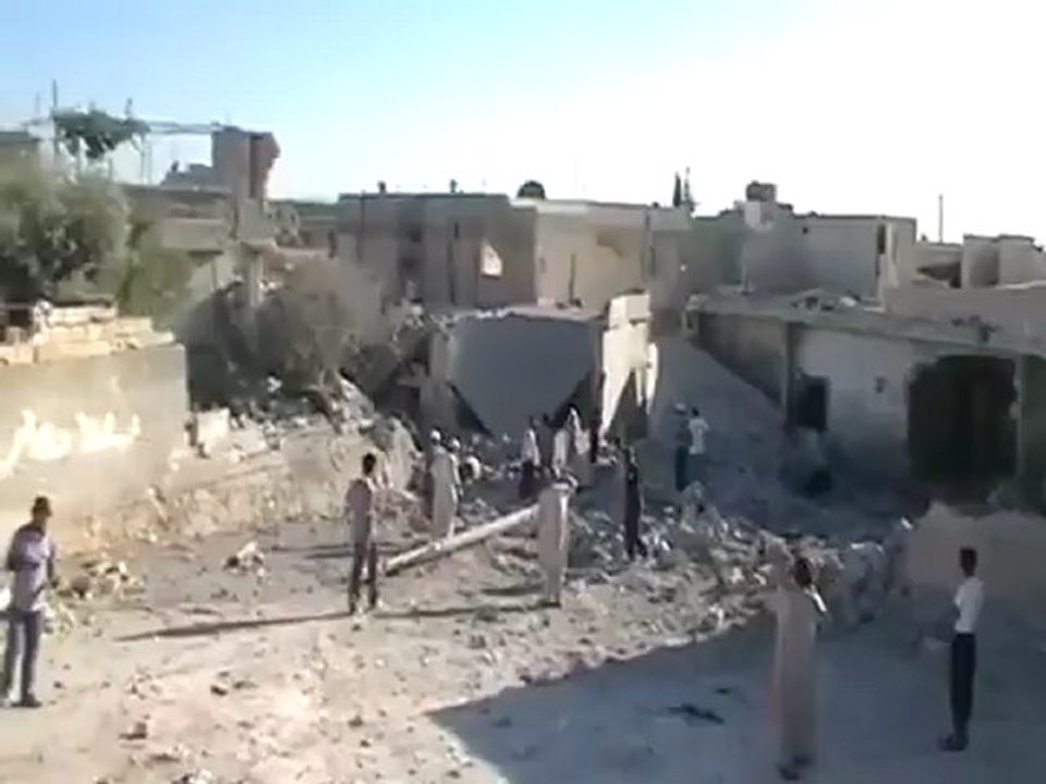 Syria فري برس  ريف ادلب حزانو آثار القصف بالطيران الميغ25 8 2012 ‫ج5