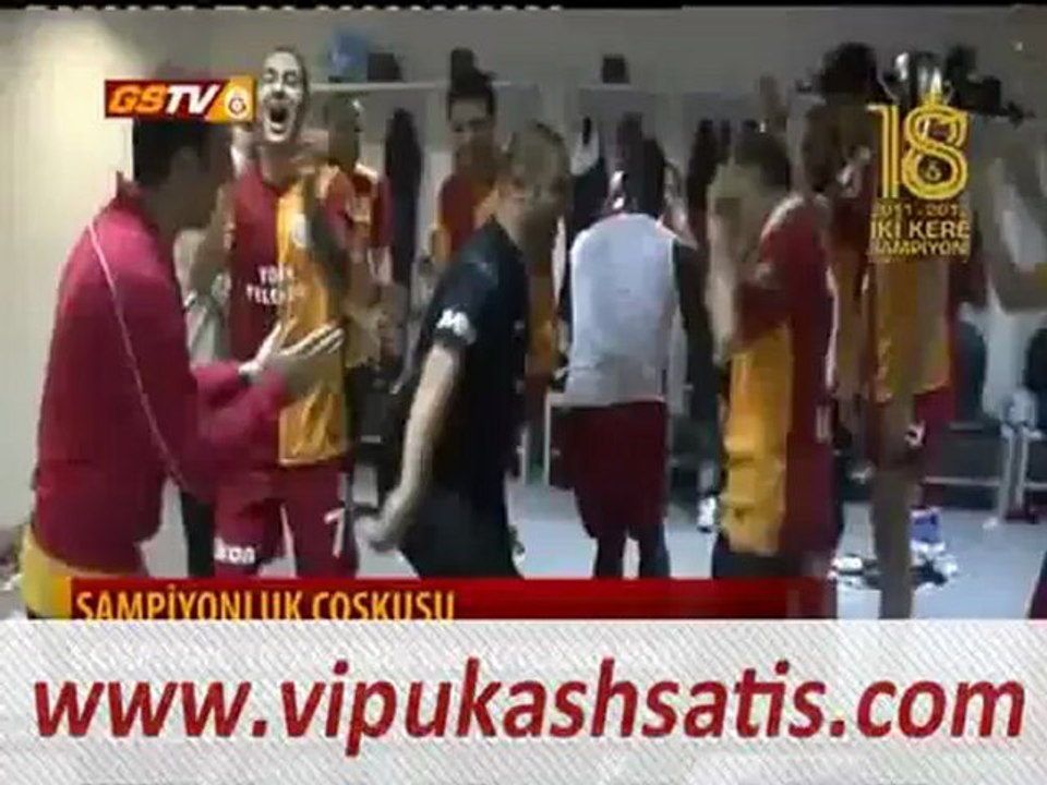 Galatasaraylı futbolcular, kolbastı oynayarak şampiyonluklarını kutladı