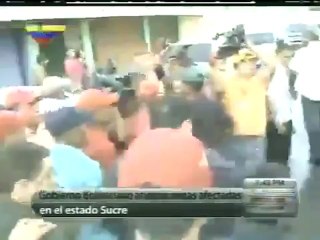 (VÍDEO) Emotivo recibimiento a Chávez por damnificados de Sucre