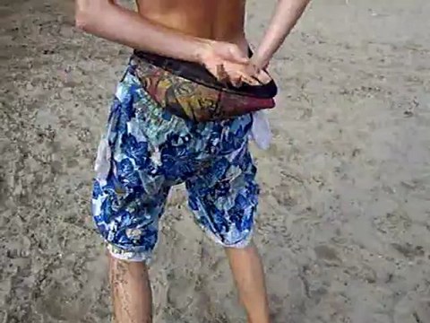 oup's une douche obligatoire s'impose quand gros caca de sable dans le short !!! mdr