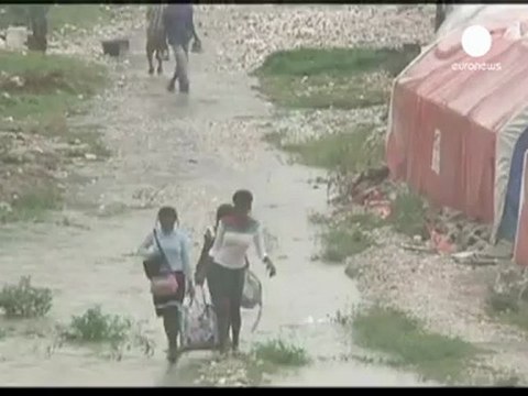 Tropical Storm Isaac batters Haiti, lashes Cuba
