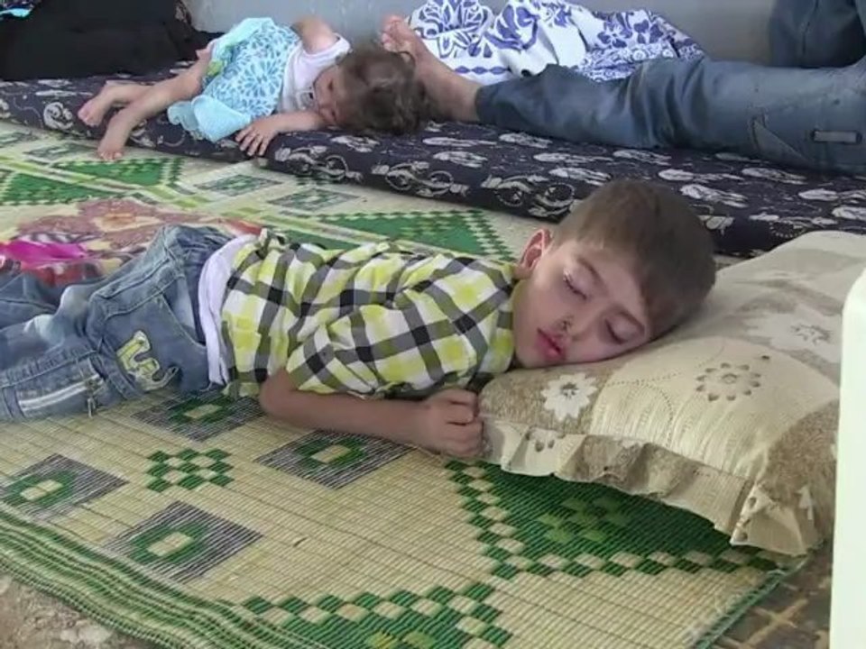 Hundreds of Syria refugees stuck at border crossing