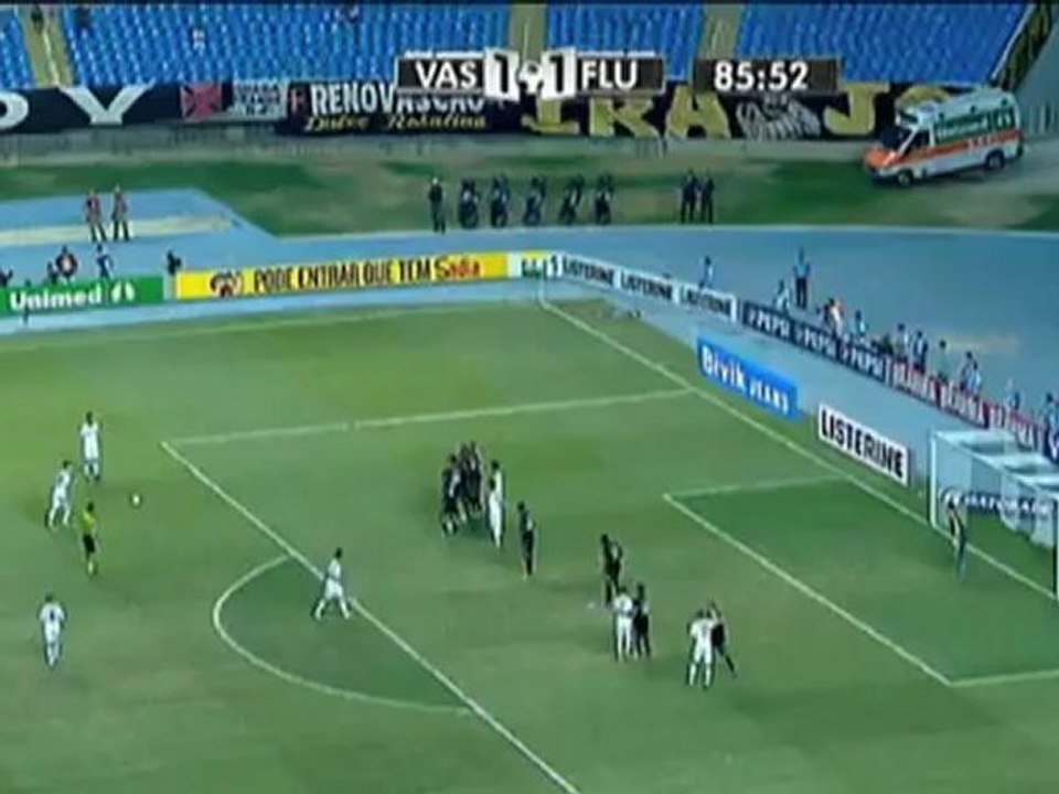 Brasiliero: Neves mit Seitfallzieher- und Freistoßtor