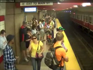 Mère et son enfant chute sur les rails du métro