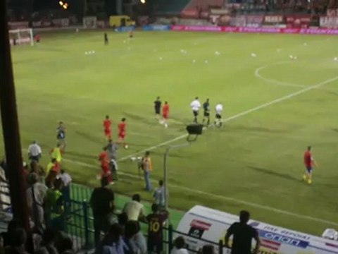 Είσοδος του Ολυμπιακού για προθέρμανση στο Δημοτικό Στάδιο Βέροιας