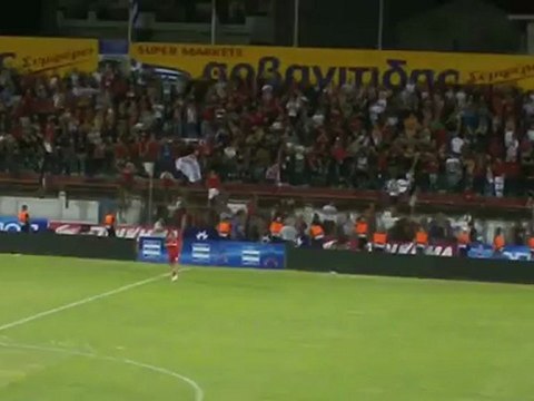 Ο Ράφικ Τζεμπούρ αποθεώνεται στη Βέροια από οπαδούς του Ολυμπιακού