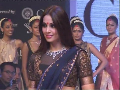 Sexy Bipasha Basu Plans On Wearing More Sarees - Bollywood Babes