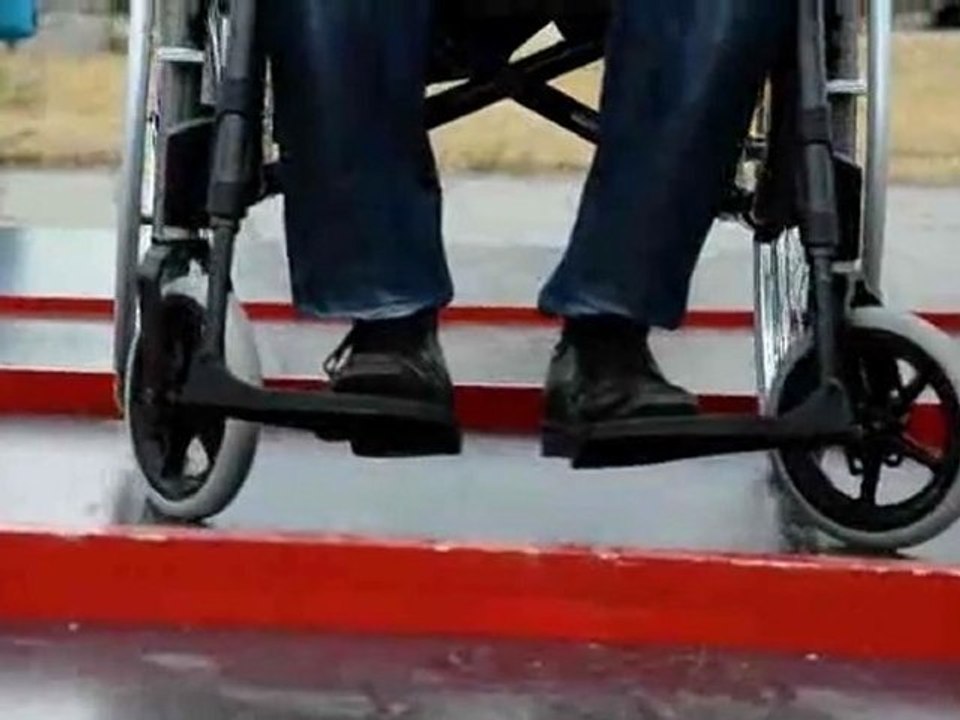 Christophe Cavard, député du Gard, fait l'expérience de l'accessibilité des PMR