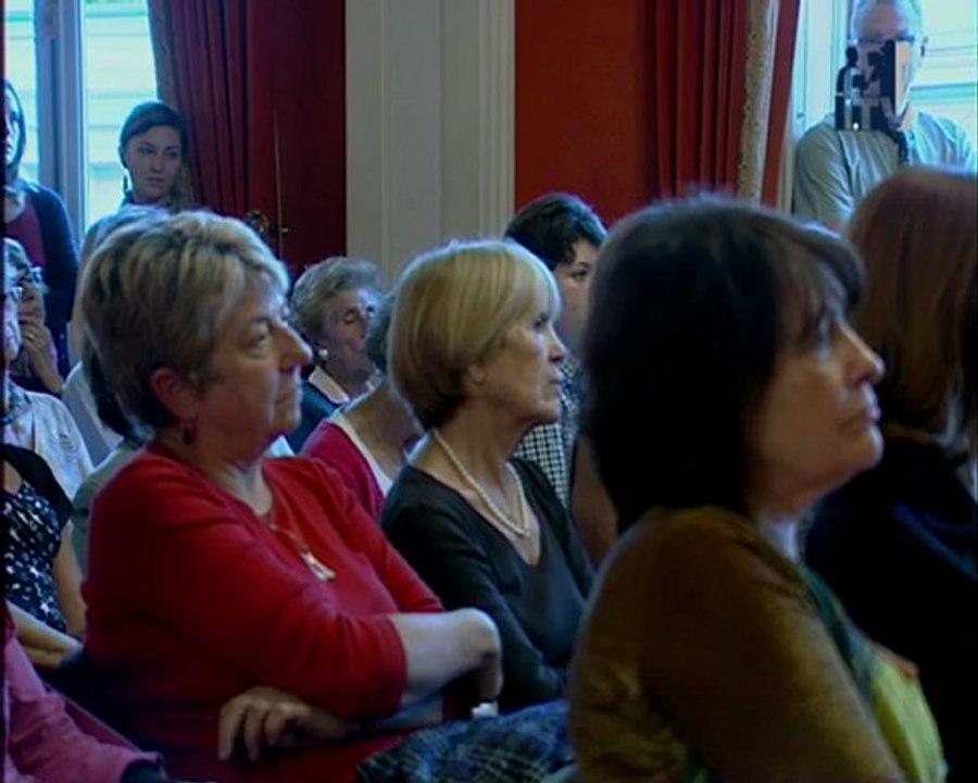 Eric Emmanuel Schmitt : " La société est pingre avec les femmes "