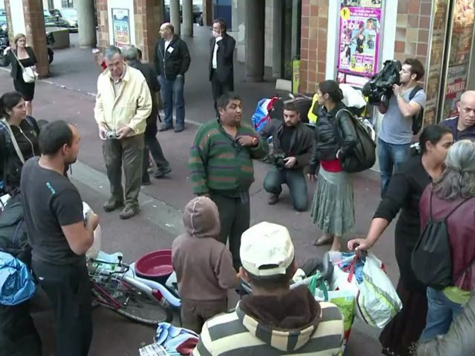 Expulsion d'un campement de Roms au petit matin à Evry