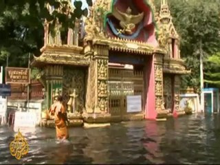 Flood-hit Thai warned of reptiles in waters