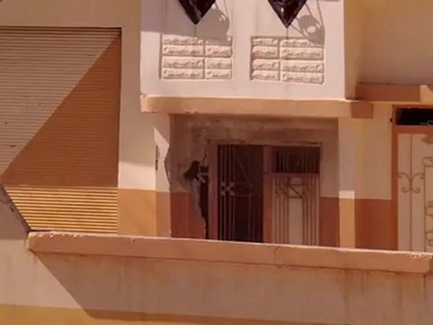 Syria فري برس حمص ديربعلبه أحدى قذائف أر بي جي التي تساقطت على الحي 27-8-2012