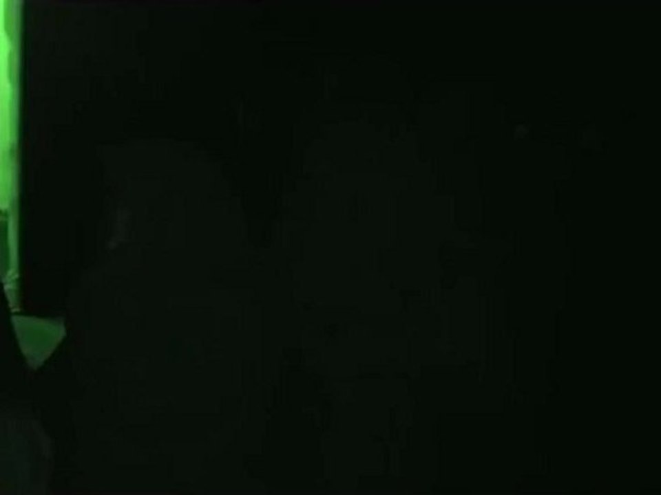 Syria فري برس  حلب لواء التوحيد  يقوم بتوزيع الخبز على المدنيين بعد الحصار الذي فرضه النظام على الاحياء المحررة 27 8 2012