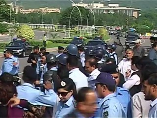 Pakistan PM wins time in legal wrangle over president