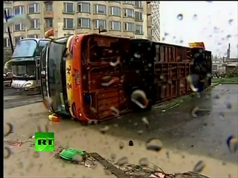 Video: Raging typhoon topples trees & buses, wreaks havoc in Taiwan