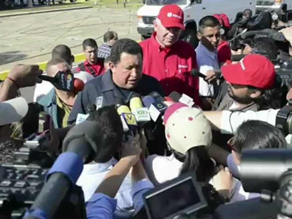 Chávez visita refinaria que explodiu