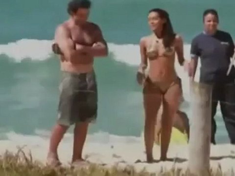 Com biquni dourado, Taís Araújo exibe seu corpo!