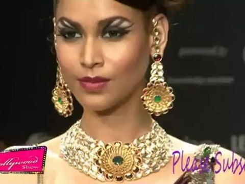 Hot Kriti Sanon Sizzles the Ramp At IIJW