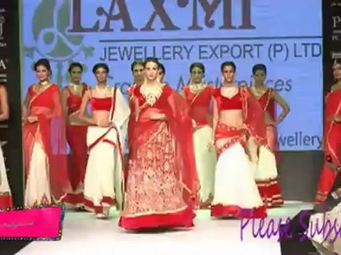 Hot Alesia Raut Walks Ramp for Lakshmi Jewellers