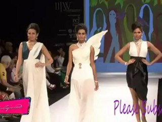 Hot Model Walk Ramp in Transparent Gown