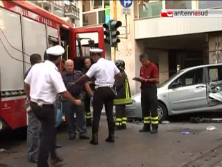 Tải video: TG 25.08.12 Scontro mortale ad un incrocio a Bari, vittima un 42enne