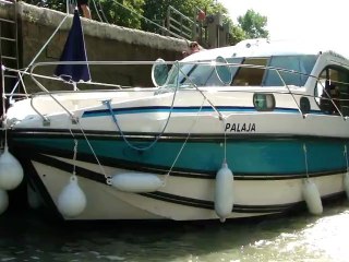 Entrée d'un autre Bateau dans l'écluse