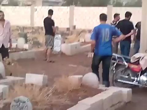 Syria فري برس درعا الجيزة 7 أطفال يدفنون بجانب قبر الشهيد حمزة الخطيب 27-8-2012