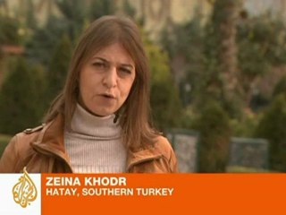 Violence continues as observers arrive in Syria