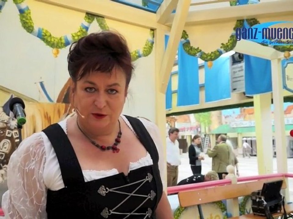 Lizzy Aumeier präsentierte den Offiziellen Oktoberfest Maßkrug 2012 am 28.08.2012