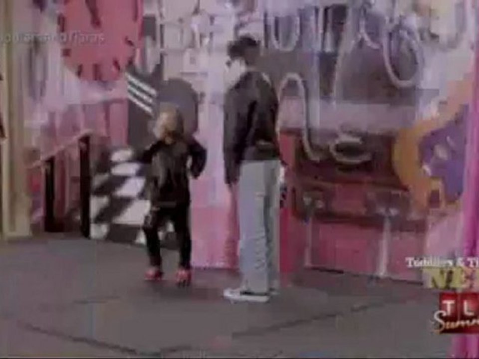 Fille de 4 ans fume une cigarette à la télé américaine