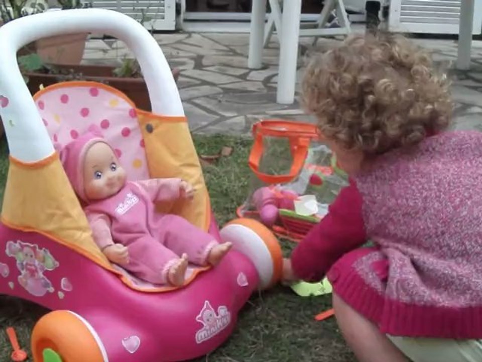 Iris donne à manger à sa poupée