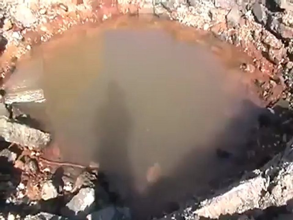 Syria فري برس  ريف حلب الأتارب  حفرة بالشارع بعد قصف كتائب الاسد على المدينة28 8 2012