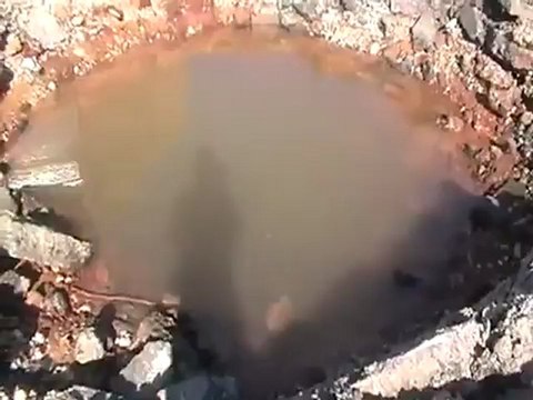 Syria فري برس ريف حلب الأتارب حفرة بالشارع بعد قصف كتائب الاسد على المدينة28 8 2012