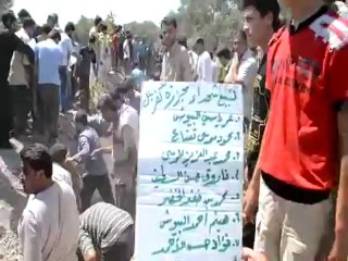 Syria فري برس   ادلب كفرنبل  دفن شهداء المجزرة في المقبرة28-8-2012
