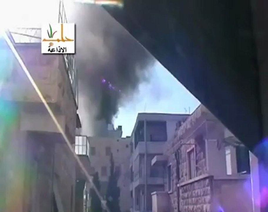 Syria فري برس  حلب الاذاعه   سقوط قذيفة دبابه على احد الابنية السكنية و اشتعال حريق هائل منه 27 8 2012